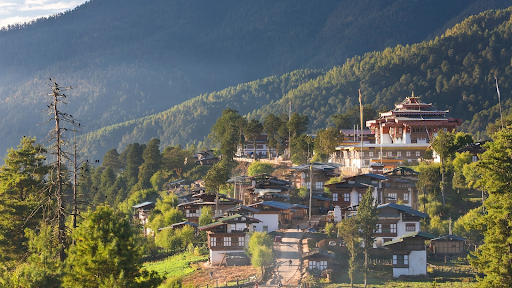 Stop by the U-shaped Gangtey Valley on your Bhutan trip